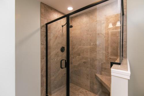um chuveiro com uma porta de vidro na casa de banho em Retreat 6A em Edisto Island