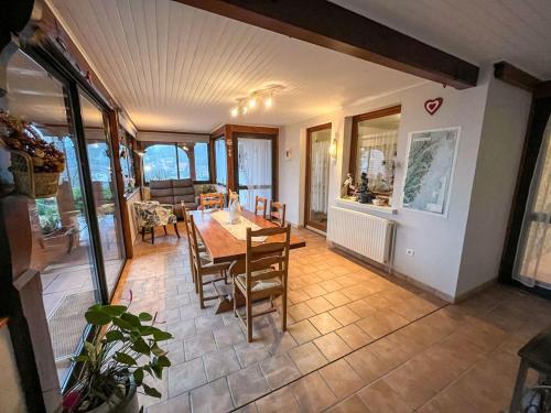 une salle à manger avec une table et des chaises dans l'établissement Le Charme de l'Altenberg, à Neubois