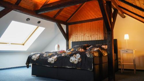 een slaapkamer met een groot bed op zolder bij Romantische Wohnung mit Flair in Oldenburg