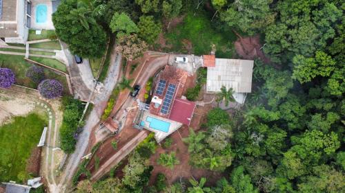 an overhead view of a house in the forest at Chácara Paraíso in Mairiporã