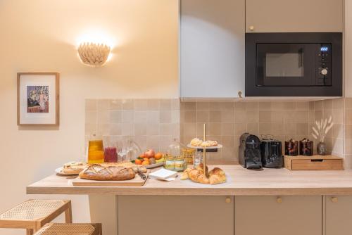 una cucina con bancone con pane e cibo di Maison Letellier a Parigi