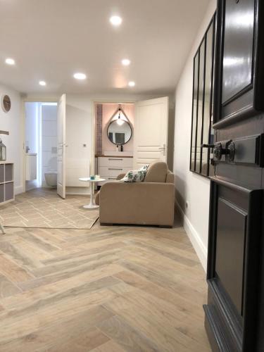 un salon avec un canapé et une table dans l'établissement Cosy Studio, à Colombes