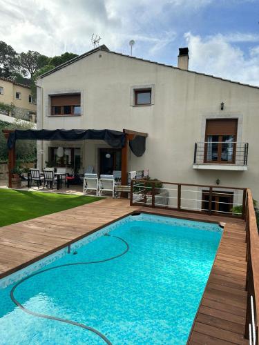 una piscina frente a una casa en Villa Rouse, en Sant Feliu de Guíxols