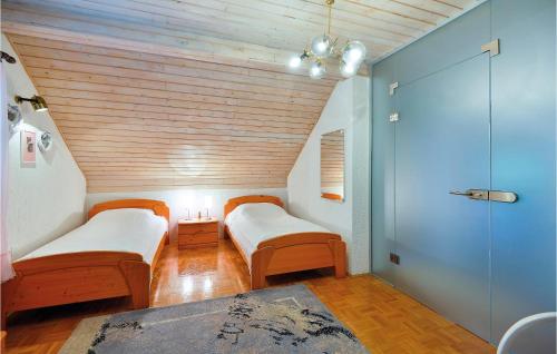 Seketin的住宿－Awesome Home In Seketin With Sauna，一间客房内配有两张床的房间