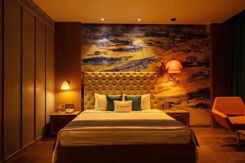 - une chambre avec un grand lit orné d'une peinture murale dans l'établissement Zone by The Park Digha, à Digha