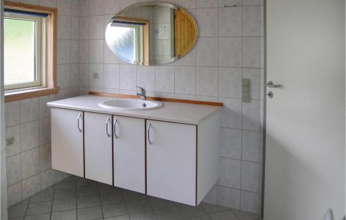 Spodsbjergにある3 Bedroom Cozy Home In Rudkbingのバスルーム(白い洗面台、鏡付)