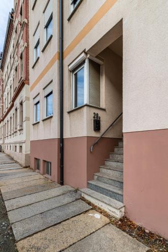 a building with stairs and a window on it at Apartmenthaus in Chemnitz für Monteure in Chemnitz