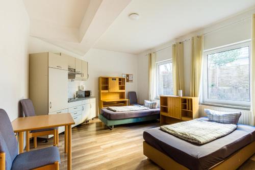 ein Wohnzimmer mit einer Küche und einem Esszimmer in der Unterkunft Apartmenthaus in Chemnitz für Monteure in Chemnitz