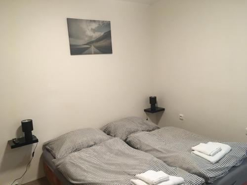 Postel nebo postele na pokoji v ubytování Vybavená garsonka v cihlovém domě v centru