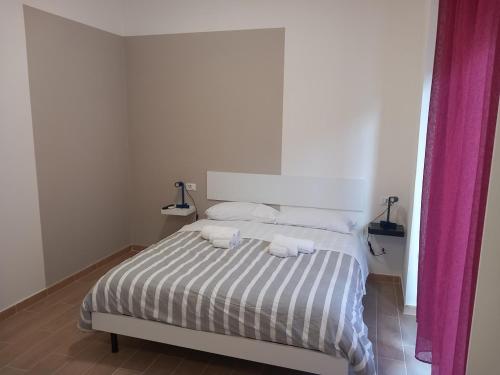 um quarto com uma cama com duas toalhas em Milly Rooms em Celle Ligure