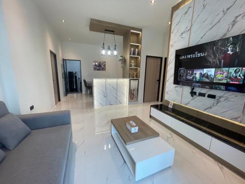 Ban Don WaiSS Home的客厅里有一张沙发和一台电视