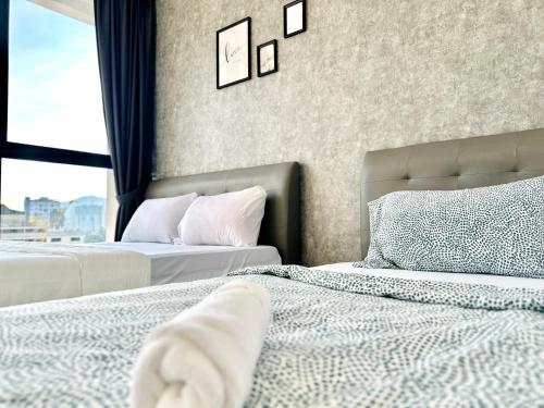 Katil atau katil-katil dalam bilik di New 2BR OR 3BR Serenity Homestay at Urban Suite by URBAN STAYCATIONS LOD