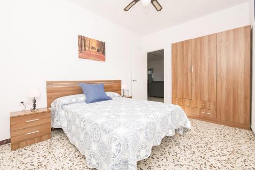 una camera da letto con un letto con un cuscino blu di Villa Verde a Tarifa