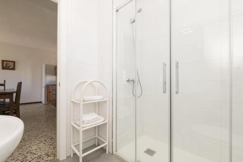 un bagno con doccia con porta in vetro di Villa Verde a Tarifa