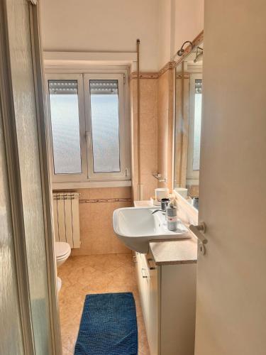 uma casa de banho com um lavatório e um WC em CASINA APPIA apartment em Roma