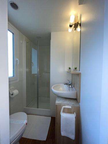 ein Badezimmer mit Waschbecken, Dusche und Toilette in der Unterkunft Mobile home Jezera Murter Comfort in Jezera