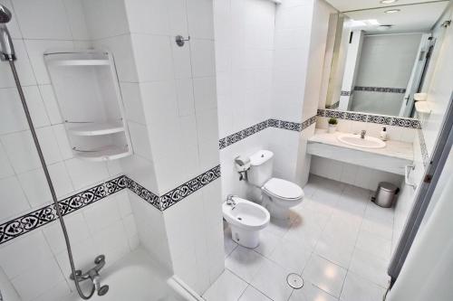 Koupelna v ubytování ático con terraza privada en málaga centro