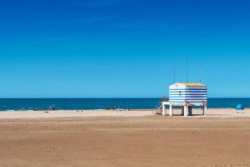 een strandwacht op een strand bij de oceaan bij Studio en résidence WIFI VALRAS-PLAGE in Valras-Plage