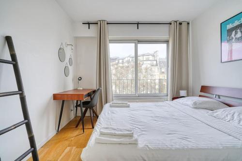 une chambre avec un lit, un bureau et une fenêtre dans l'établissement Apartment 4 Pers. Moulin Rouge-Pigalle, à Paris
