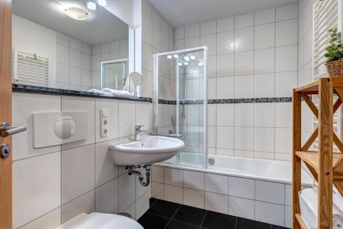 Bathroom sa Ostseeresidenz Gorki- Park - 16 mit Wellness und Schwimmbad