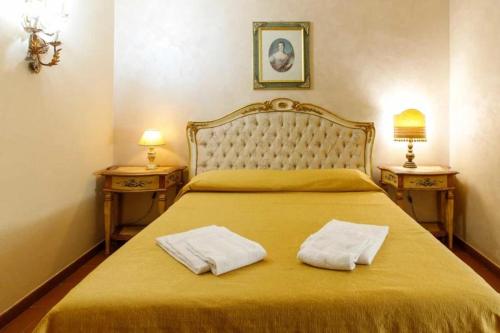 a bedroom with a bed with two towels on it at Agriturismo Podere Bucine Basso in Lari