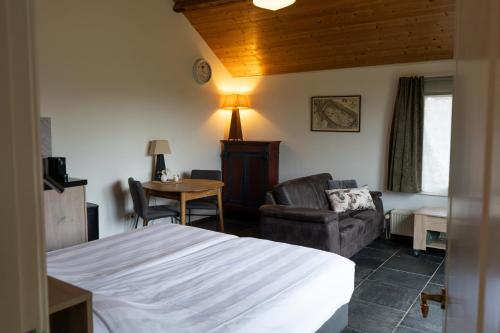 Un pat sau paturi într-o cameră la De Vrijheid-Plantage