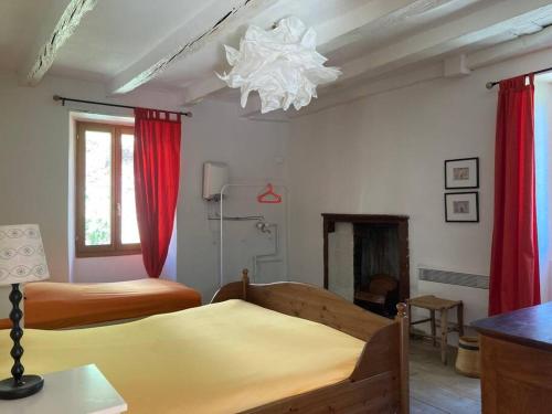 1 dormitorio con 2 camas y lámpara de araña en Wild Valley Casa Veranda in Valle Onsernone, en Loco