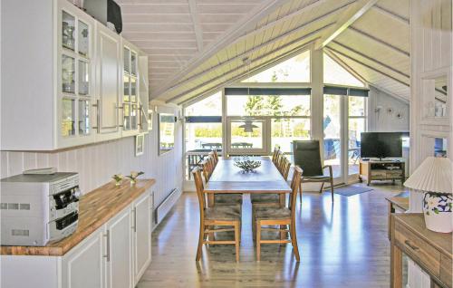 SpodsbjergにあるHoliday Home Drejet Rudkøbing Iiiの部屋にテーブルと椅子のあるキッチン
