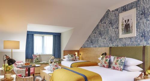クロナキルティにあるClonakilty Park Hotelのベッド2台とソファが備わるホテルルームです。