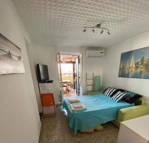 um quarto com uma cama e um sofá em Stella marina em Anzio