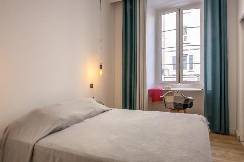 une chambre avec un lit, une fenêtre et une chaise dans l'établissement Appart, à Bastia