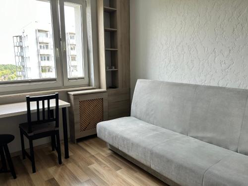 VENTI Sopot 23-go Marca في سوبوت: غرفة معيشة مع أريكة وطاولة ونافذة