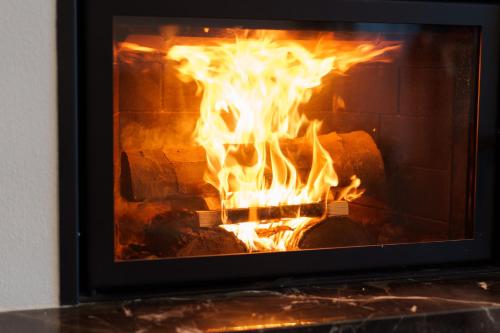 Ogień w kominku z płomieniami w obiekcie Luxury Apartment with Sauna w Koszycach