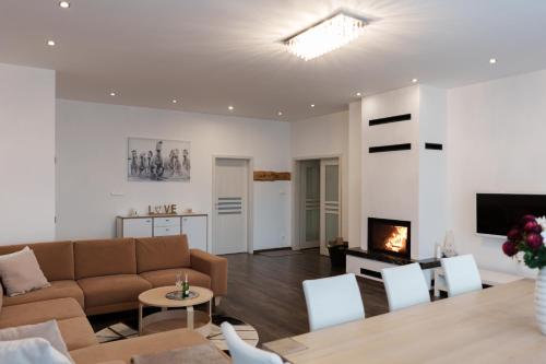 salon z kanapą i kominkiem w obiekcie Luxury Apartment with Sauna w Koszycach