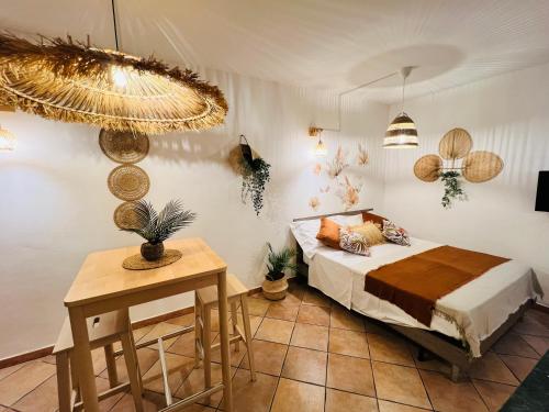 un dormitorio con una cama y una mesa en MARA'S HOME, en Catania