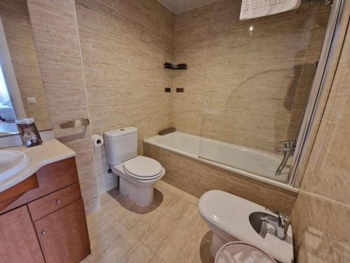 薩瓦德爾的住宿－El Atico de Sabadell muy cerca del centro，浴室配有卫生间、浴缸和水槽。