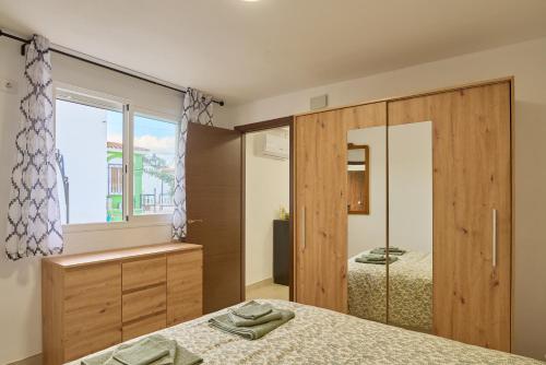 sypialnia z łóżkiem i przesuwnymi szklanymi drzwiami w obiekcie Villa verde w Kordobie