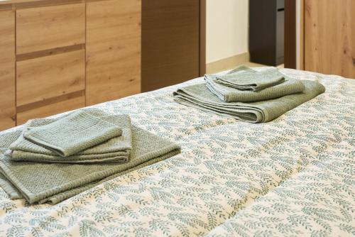 two towels sitting on top of a bed at Villa verde Pet-friendly in Córdoba