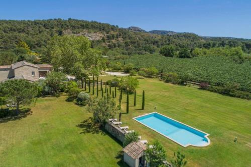 Utsikt mot bassenget på magnificient property with heated swimming-pool in the luberon - 14 persons eller i nærheten