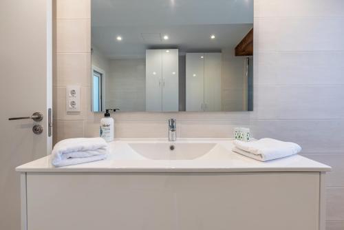 uma casa de banho com um lavatório e um espelho em Bettatur Apartaments Cuirateries em Tarragona