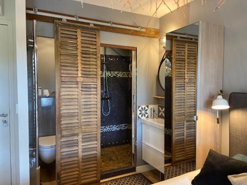 une salle de bains avec douche, toilettes et lavabo dans l'établissement Villa 24 Moliets, à Moliets-et-Maa