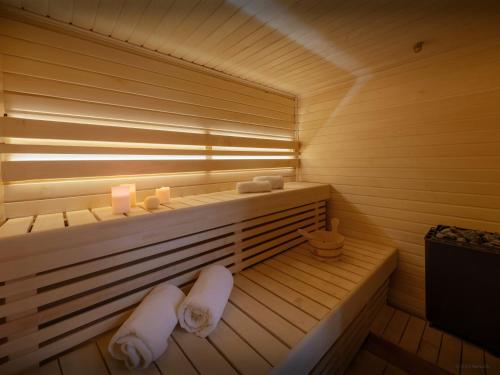 una sauna con 2 toallas enrolladas y 2 velas en Chalet Evonyx - OVO Network, en Samoëns