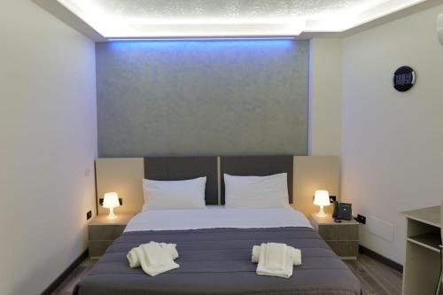 um quarto com uma cama com duas toalhas em Albergo 3 Torri em Maddaloni