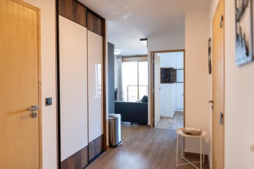 een hal met een schuifdeur en een woonkamer bij New high-end apartment 6P3BR - Haut Combloux in Cordon