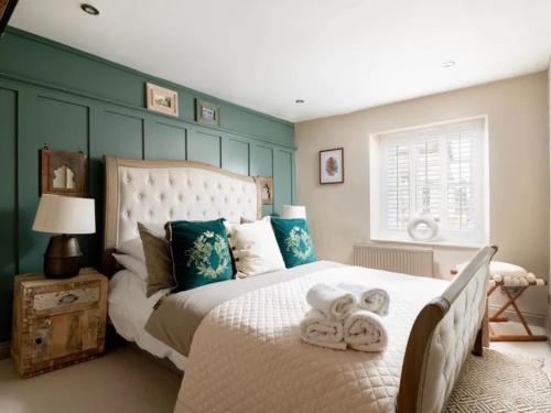 Un dormitorio con una cama con toallas. en Howman House, en Cheltenham