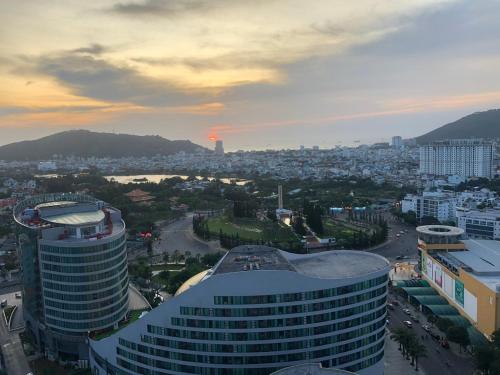 vista para uma cidade ao pôr-do-sol com edifícios em The Song Apartment Vung Tau Sea view em Vung Tau