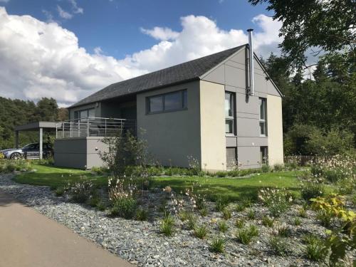 a house with a garden in front of it at Vakantiehuis Ardennen Entre Ciel Et Forêt in Houyet