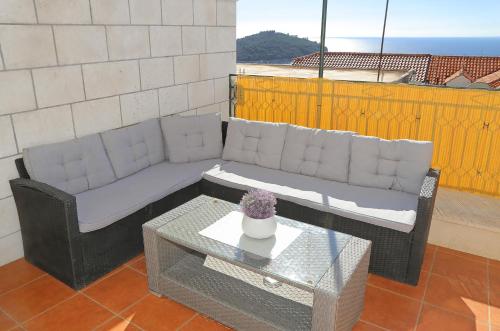 een woonkamer met een bank en een tafel bij Apartments Isabora in Dubrovnik