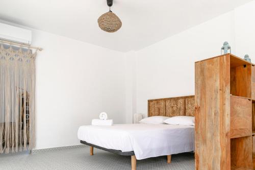 a bedroom with a bed with a wooden headboard at Finca de l’Anglès. Casa Mistral in Potríes