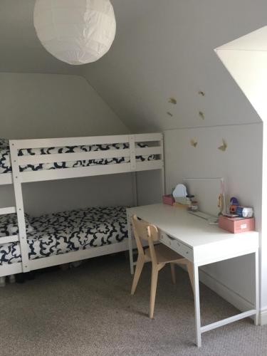 Ένα ή περισσότερα κρεβάτια σε δωμάτιο στο Central Spacious 3 Bedroom Apartment With Parking